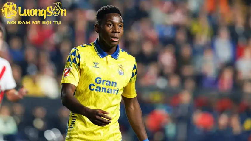Chelsea chiêu mộ thành công Essugo (Ảnh: Marca).